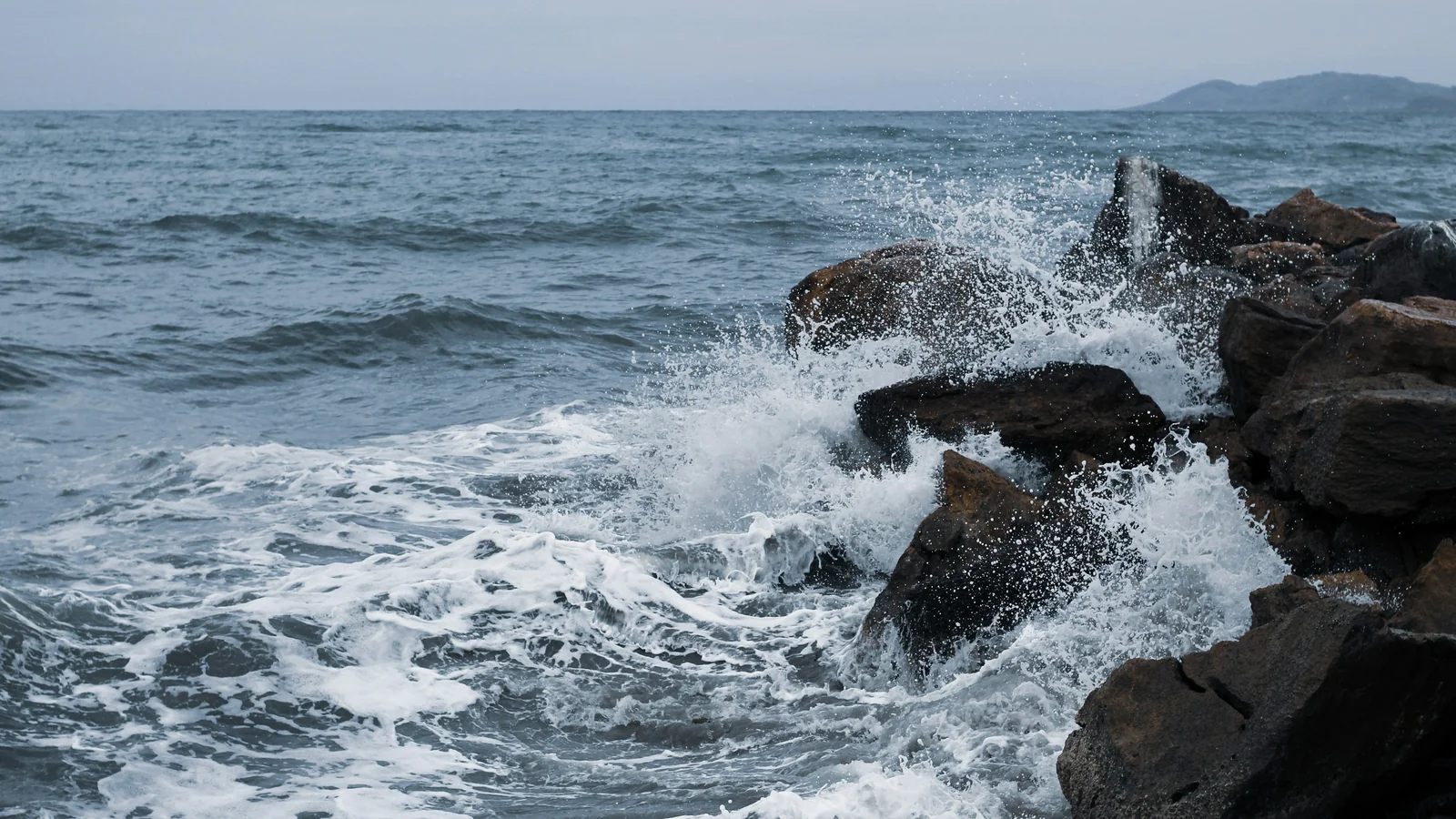 Olas rompiendo contra las rocas en la costa de Ixtapa-Zihuatanejo