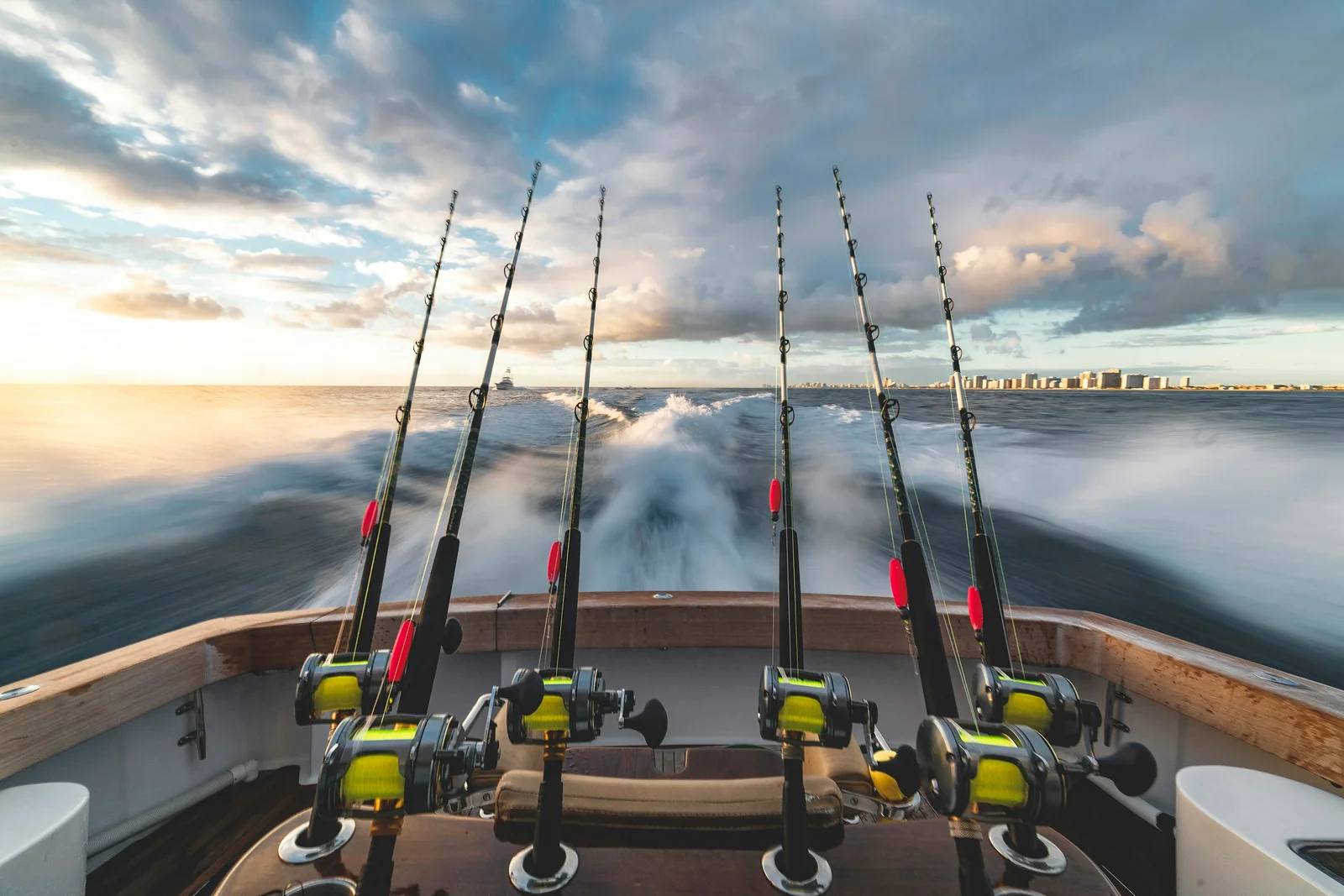 Cañas y carretes en la popa de una embarcación de pesca deportiva