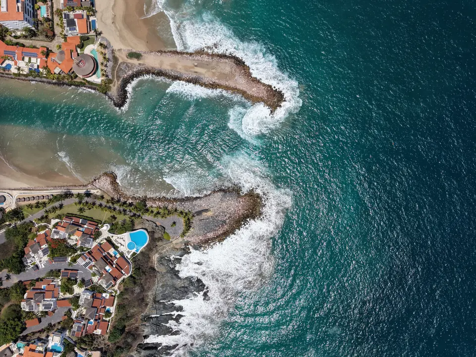Escolleras de roca sobre el mar, una de las zonas de pesca de la región