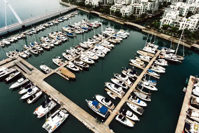 Embarcaciones y proveedores en la marina