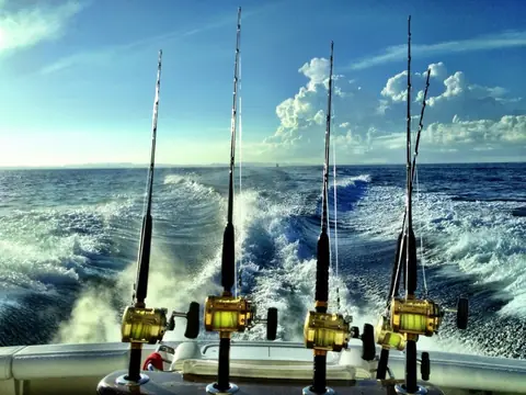 Lancha de pescadores locales en la costa
