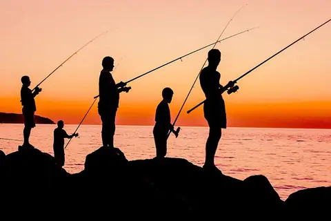 Persona practicando pesca recreativa desde la orilla