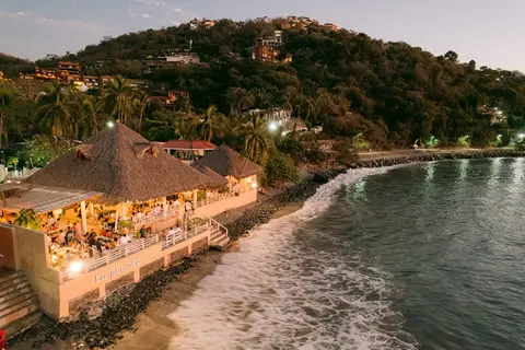 Restaurante de mariscos frente al mar