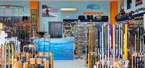 Artículos de pesca en una tienda especializada